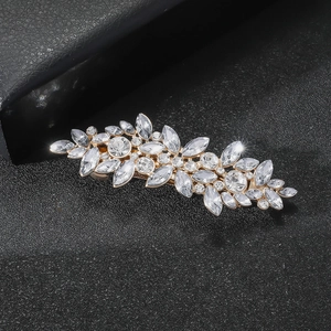 Vue détaillée d'une pince à cheveux motif feuille sertie de cristaux sur cuir noir