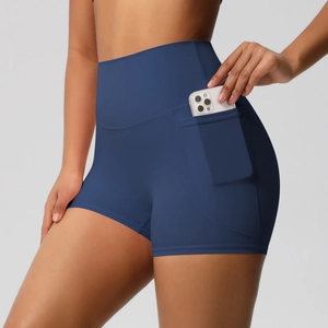 Détail du short de yoga taille haute avec poche latérale pour ranger un téléphone