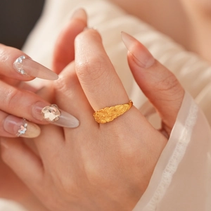 Primo piano di un anello a fiore vintage dorato con eleganti motivi floreali a rilievo
