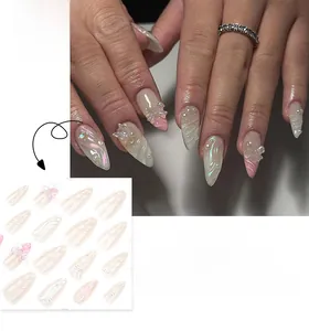 Détails de faux ongles amande roses avec perles 3D et décorations de nœuds transparents