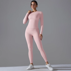 Détail d'un ensemble de yoga rose avec legging taille haute et texture de tissu brossé