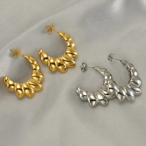 Orecchini A Cerchio Croissant Texturizzati In Acciaio Inossidabile Placcato Oro Design A Ventaglio Conchiglia Per Donna