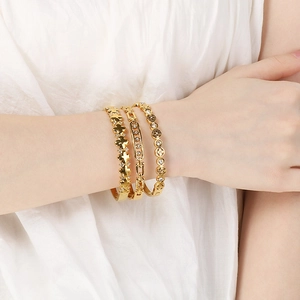 Luxuriöses Set aus 18K vergoldeten Edelstahl-Armbändern mit weißen Zirkonia-Steinen