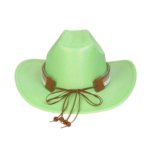 Détail d'un chapeau de cowboy vert montrant une bande en cuir brun avec des perles en bois