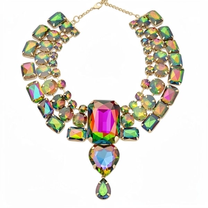 Collana importante con gemme iridescenti e pendenti a forma di cuore e goccia