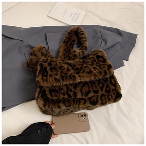 Detalle del bolso tote de piel sintética de leopardo con textura suave y diseño amplio