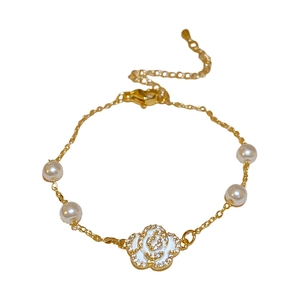 Bracelet doré avec fleur de camélia, perles et émail blanc pour femme