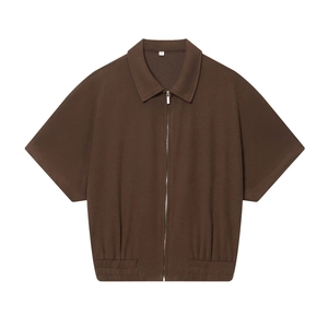 Detailansicht der dunkelbraunen Kurzarm-Zip-Jacke mit Reverskragen und Saumkordelzug