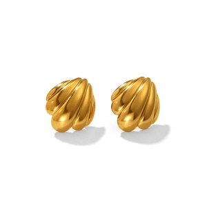 Vue détaillée des boucles d'oreilles coquillage dorées avec une texture double couche