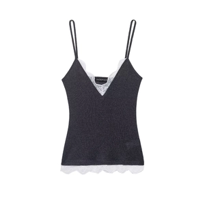 Débardeur en tricot gris foncé avec bordure en dentelle blanche sur fond blanc