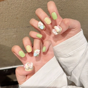 Faux ongles courts avec oursons en résine 3D et cônes de glace en vert et jaune