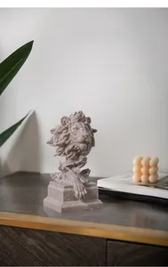 Detaillierte Nahaufnahme einer Vintage-Löwenkopf-Skulptur aus Harz in nordischem Dekor