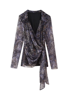 Détail du haut en tulle à imprimé paisley avec col en V croisé et nœud latéral