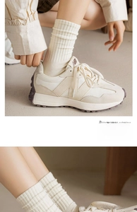Détail de baskets rétro crème avec semelle gaufrée et chaussettes souples beiges