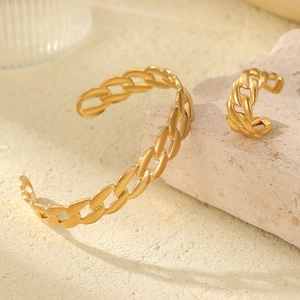 Détail de l'ensemble bracelet et bague à maillons plaqués or 18 carats sur pierre naturelle