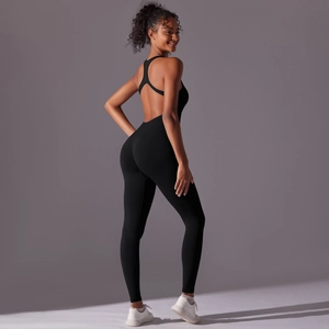 Detail eines nahtlosen Fitness-Bodysuits mit offenem Rücken und schwarzem Slim-Fit-Stoff