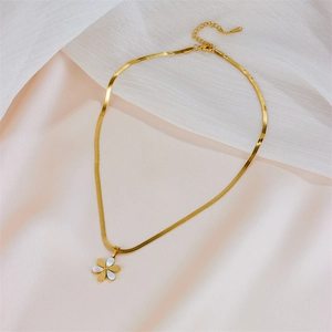 Golden flat snake chain necklace featuring a minimalist daisy flower pendant