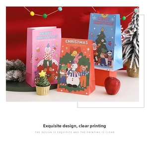 Trois sacs cadeaux de Noël colorés avec des illustrations de bonhomme de neige