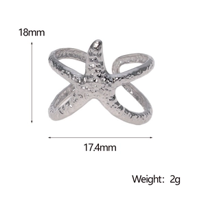 Details des silbernen Seestern-Rings mit Maßangaben 18mm mal 17,4mm auf weißem Grund