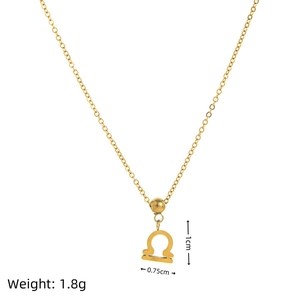 Collier pendentif signe Balance en acier inoxydable doré avec dimensions précises