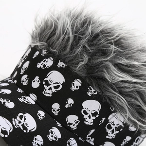 Détail de casquette avec motif crâne et cheveux synthétiques gris réalistes sur le dessus