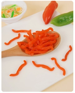 Detalles realistas de rodajas de chile rojo y mini ramen para cocina de muñecas