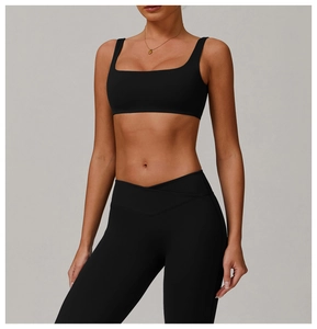 Detailansicht des schwarzen Sport-BHs und der High-Waist Yoga-Leggings mit V-Bund-Design