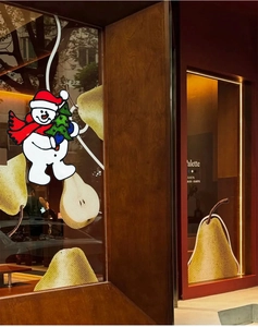 Détail d'un autocollant de Noël pour fenêtre avec bonhomme de neige et sapin vert