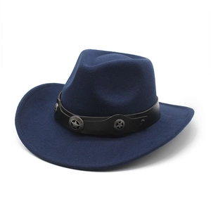 Détail d'un chapeau de cowboy en feutre bleu marine avec bande cuir et clous étoiles