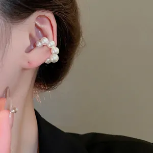 Elegante polsino per orecchie a forma di C con perle bianche sfumate per donna