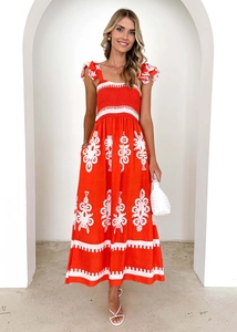Détails de la robe de plage orange avec imprimé ethnique blanc et bretelles volantées