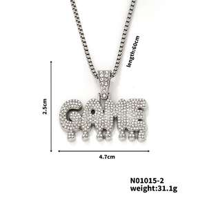 Détail macro du collier pendentif GAME serti de strass, dimensions 2,5 cm par 4,7 cm