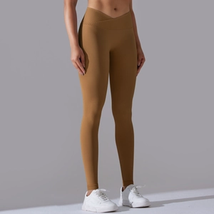 Dettaglio dei leggings da yoga color zenzero a vita alta con fascia incrociata e sollevamento