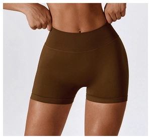 Détail du short de yoga sans couture marron café à taille haute et ceinture côtelée