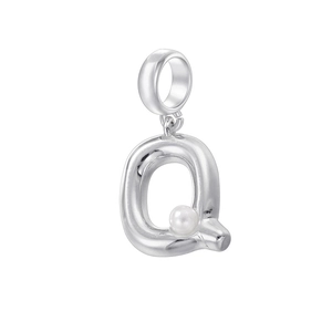 Détail du pendentif lettre Q argenté orné d'une perle blanche sur fond blanc