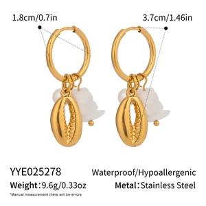Détails des boucles d'oreilles coquillage avec perles et mesure de la longueur de 3,7 cm