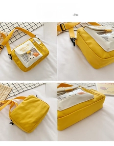 Gelbe Canvas-Umhängetasche mit klarem PVC-Fach und niedlichen Plüschtieren im Detail