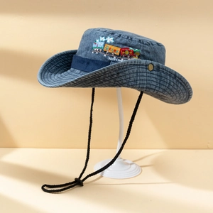 Kinder Fischerhut aus Denim mit Cartoon-Zug-Stickerei und verstellbarer Kordel