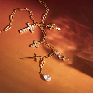 Collier trombone vintage en acier inoxydable doré 18K avec croix et poignard
