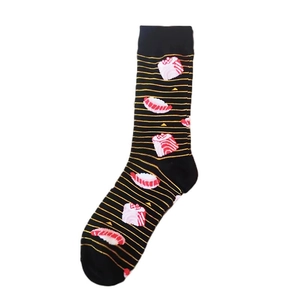 Gros plan de chaussettes noires à rayures jaunes avec des motifs de sushi colorés