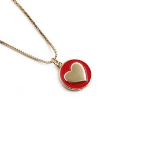 Collana minimalista placcata oro con pendente circolare rosso e motivo a cuore d'oro