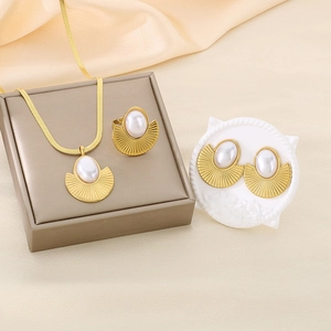 Elegante set di gioielli dorati a ventaglio con perle: collana, anello e orecchini a lobo