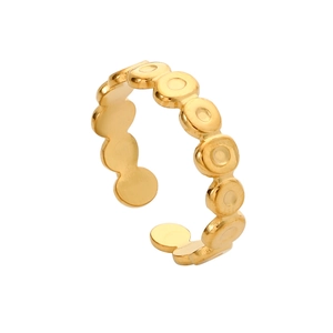 Détail d'une bague dorée ajustable avec un design minimaliste de disques reliés