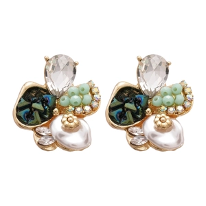Boucles d'oreilles fleurs vintage avec perles et cristaux verts sur base dorée