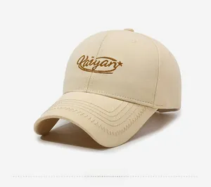 Vue détaillée d'une casquette de baseball beige avec broderie marron de qualité