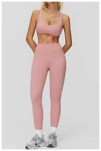 Détail du legging de yoga rose à taille haute et du soutien-gorge avec taille en V