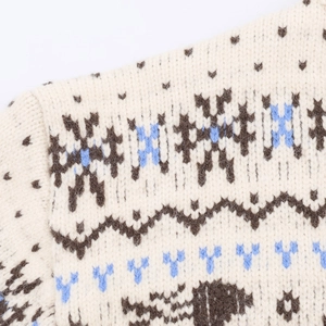 Pull en maille d'hiver avec motif cerf nordique et texture pelucheuse couleur crème