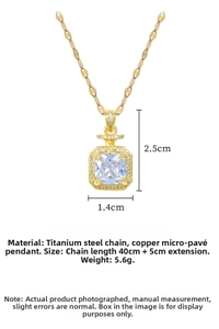 Vue détaillée du collier pendentif flacon de parfum de luxe serti de diamants en acier
