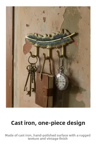 Dettaglio di ganci in ghisa bronzo antico a forma di piuma con oggetti vintage