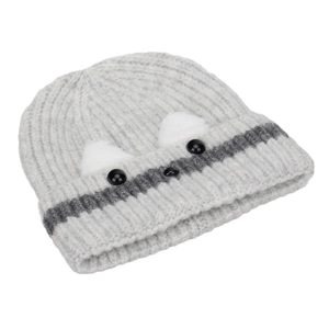 Vue détaillée du bonnet en tricot gris avec oreilles de chien et yeux de bouton